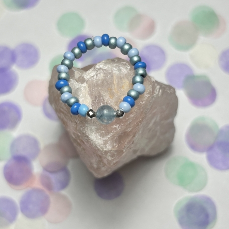 Flexibler blauer Ring aus Perlen und Achat. 