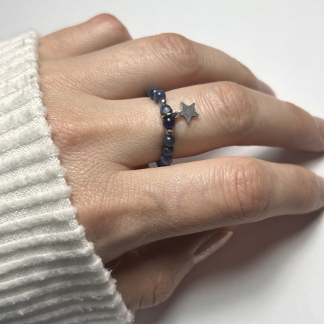 Flexibler Ring aus blauem Achat mit Sternanhänger.