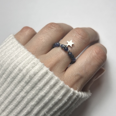Flexibler Ring aus blauem Achat mit Sternanhänger.