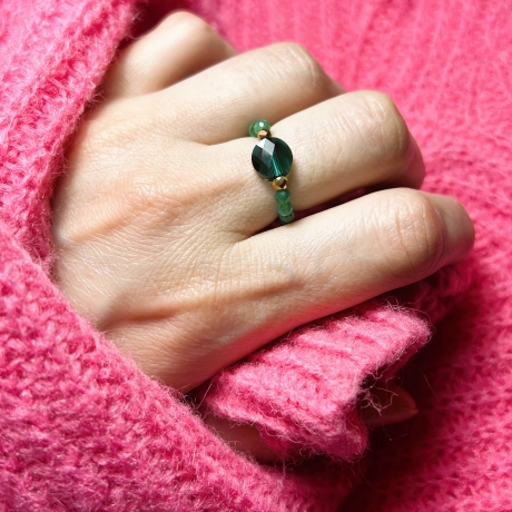 Schöner, flexibler Ring mit Onyxstein und Swarovski Zirkonia.