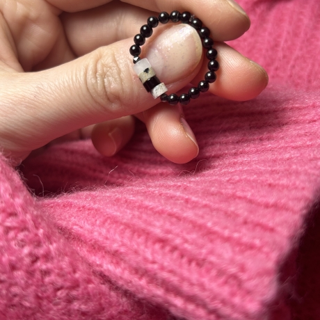 Schöner, flexibler Ring aus Achatsteinen und Onyx.