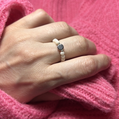 Schöner, flexibler Ring aus weißer Perle und Hämatit.
