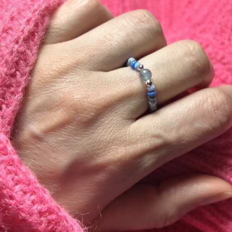 Flexibler blauer Ring aus Perlen und Achat. 