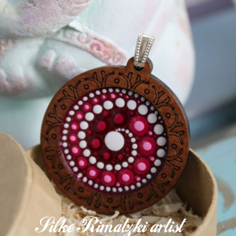 Amulett Anhänger für Kette Mandala Spirale auf Holz