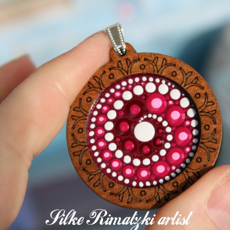 Amulett Anhänger für Kette Mandala Spirale auf Holz