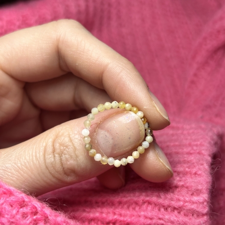 Schöner, elastischer Ring mit Citrin Steinen.