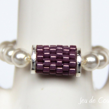 Kugelring (elastisch) in Weiß mit Röhre aus Delica-Beads in Mauve