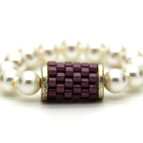 Kugelring (elastisch) in Weiß mit Röhre aus Delica-Beads in Mauve