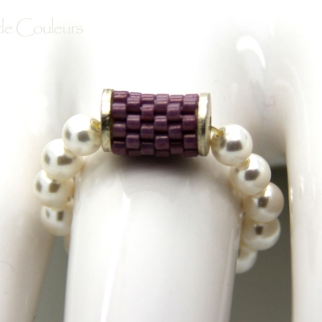 Kugelring (elastisch) in Weiß mit Röhre aus Delica-Beads in Mauve
