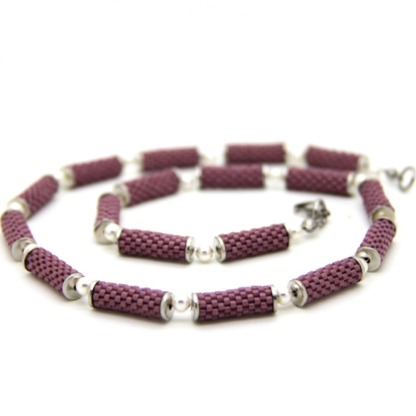 kurze Halskette aus Delica-Glasperlen in Mauve in Peyotestitch