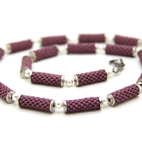 kurze Halskette aus Delica-Glasperlen in Mauve in Peyotestitch