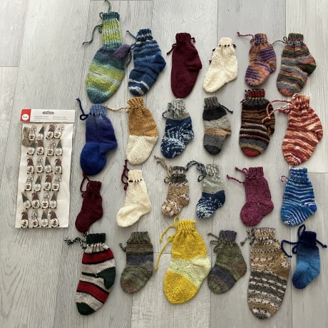 Adventskalender mit handgestrickten Socken + Klammern 1-24