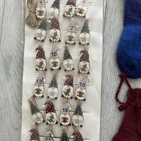 Adventskalender mit handgestrickten Socken + Klammern 1-24