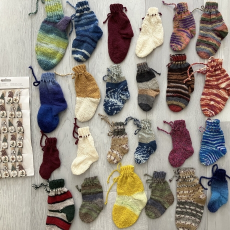 Adventskalender mit handgestrickten Socken + Klammern 1-24