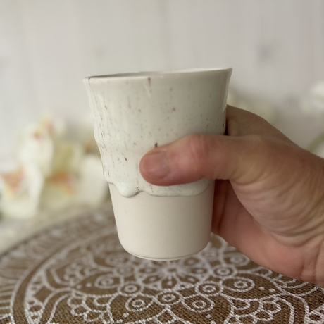 Kaffeebecher To Go Creme mit braunen Specks auf Bestellung