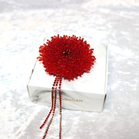 Brosche Rote Blume aus Glasperlen, Handarbeit