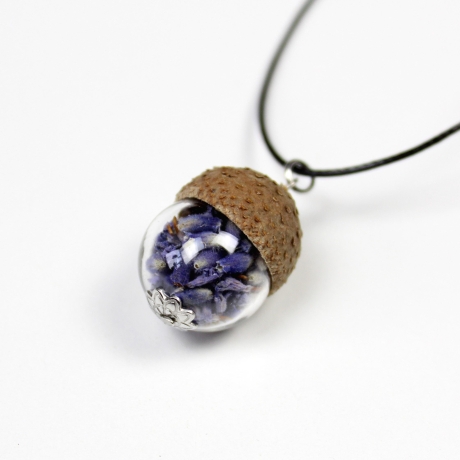 kleiner Blumengruß • Halskette mit Lavendel und Eichelhut