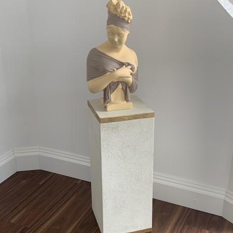 Büste einer Frau mit Schal. Schöne Dekoration für dein Zuhause.