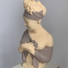 Büste einer Frau mit Schal. Schöne Dekoration für dein Zuhause.