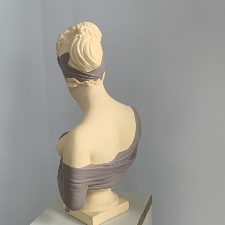 Büste einer Frau mit Schal. Schöne Dekoration für dein Zuhause.