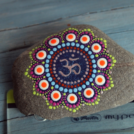 Om Mandala handgemalt auf Stein Glücksstein Yoga