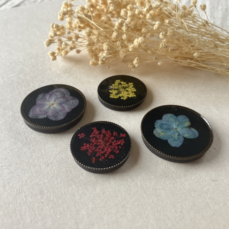4 dekorative Vintage Magnete mit gepressten Blumen