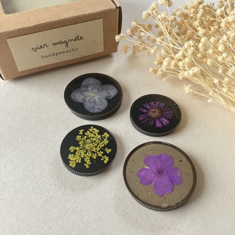4 dekorative Vintage Magnete mit gepressten Blumen (B-Ware)