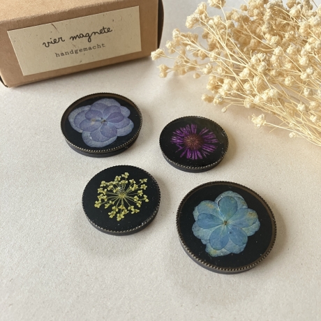 4 dekorative Vintage Magnete mit gepressten Blumen