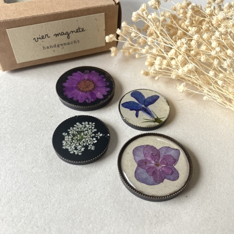 4 dekorative Vintage Magnete mit gepressten Blumen (B-Ware)