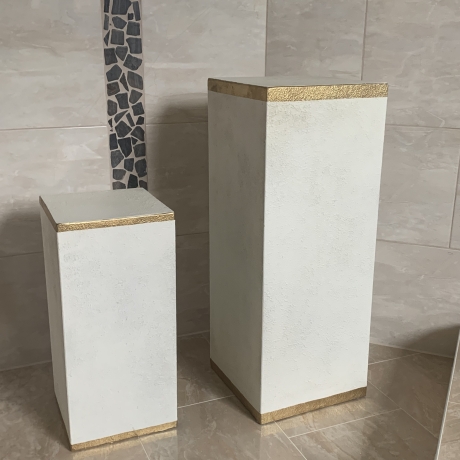 Quadratische Säule mit goldener Verzierung. 75 cm.