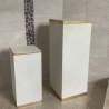 Quadratische Säule mit goldener Verzierung. 75 cm.