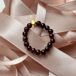 Schöner, elastischer Ring aus Hämatit und Granat Stein. Edelstein