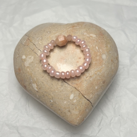 Schöner Ring mit großem Sonnenstein.