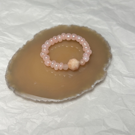 Schöner Ring mit großem Sonnenstein.