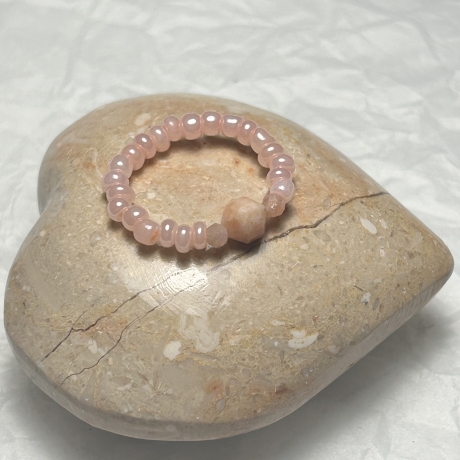 Schöner Ring mit großem Sonnenstein.