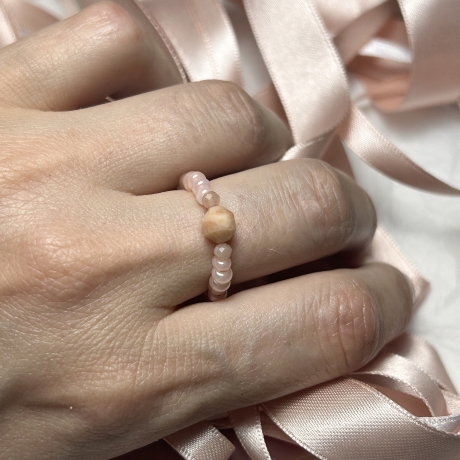 Schöner Ring mit großem Sonnenstein.