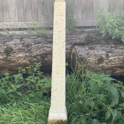  Schöner ägyptischer Obelisk, verziert mit Hieroglyphen. 84 cm.