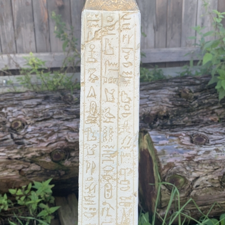  Schöner ägyptischer Obelisk, verziert mit Hieroglyphen. 84 cm.