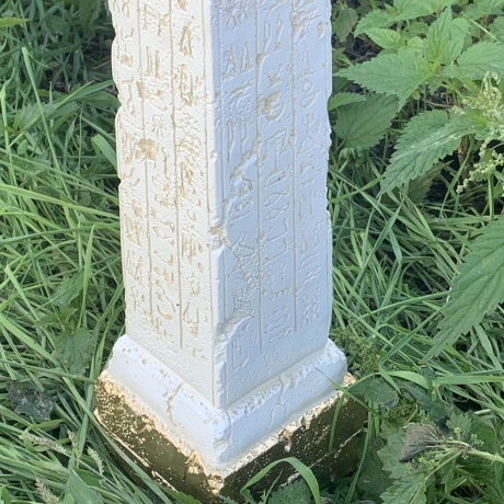  Schöner ägyptischer Obelisk, verziert mit Hieroglyphen. 84 cm.