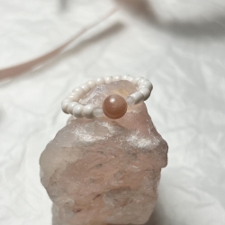 Schöner Ring mit Achatstein und Perlen. Achat, Stein, Edelstein.