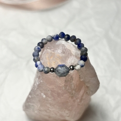 Schöner Ring mit Apatit- und blauem Korallenstein. Edelstein.