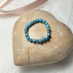 Flexibler Ring aus Magnesit hergestellt. Edelstein, Heilstein.