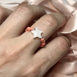 Flexibler Ring aus Perlen und einem Perlenstern.