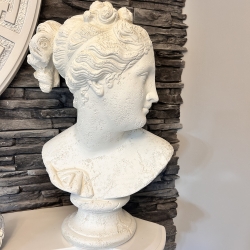 Wunderschöne, gealterte Frauenbüste. 50 cm.