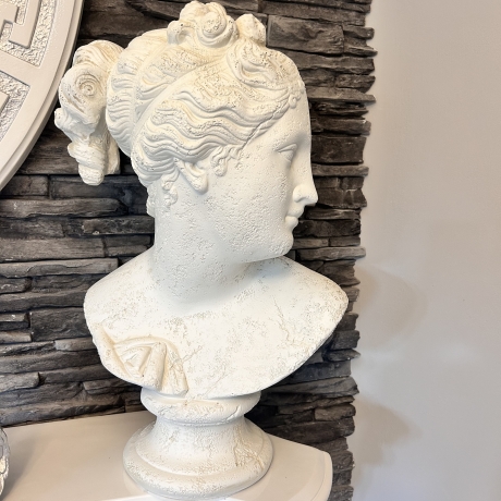 Wunderschöne, gealterte Frauenbüste. 50 cm.