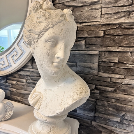 Wunderschöne, gealterte Frauenbüste. 50 cm.