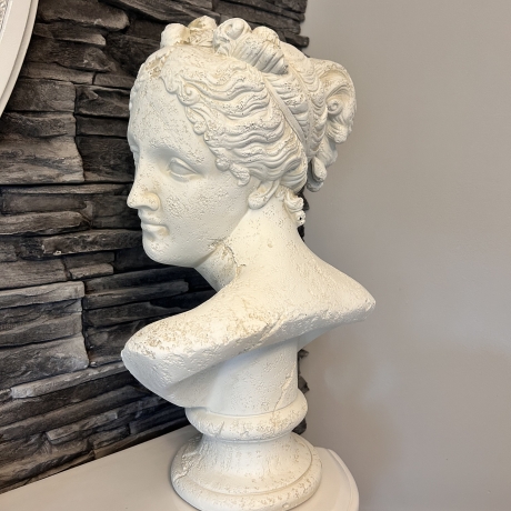 Wunderschöne, gealterte Frauenbüste. 50 cm.