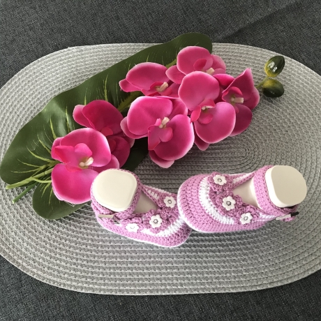 Taufset/Sommer, Kleid Hut Schühchen Stirnband gehäkelt mit Blüten