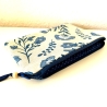 Flaches Schminktäschchen in beige mit blauen Kornblumen