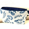Flaches Schminktäschchen in beige mit blauen Kornblumen